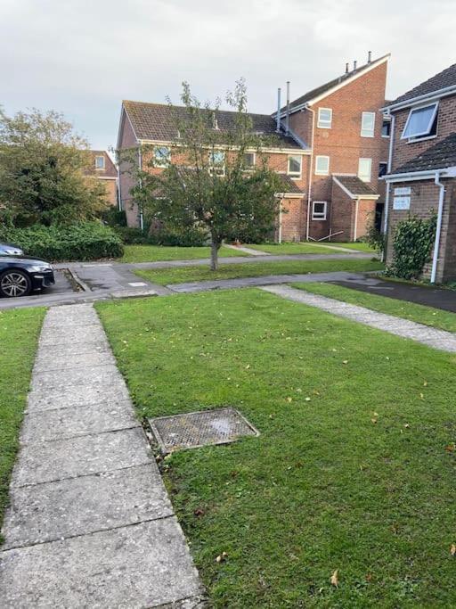 One Bedroom Ground Floor Flat Apartment *